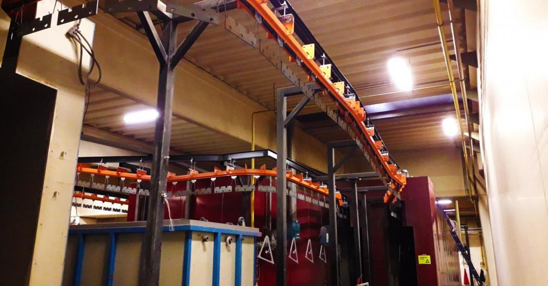 power and free, dropsecties, kettingbanen, kettingbaansysteem, monorailsysteem, GIS-takels, cleantrack, bovenloopkranen, zwenkkranen, intern transportsysteem, traversekranen, verdeelbrug, spuitrobots, peodercoatingstraat, poedercoatcabine, moffelovens, baden